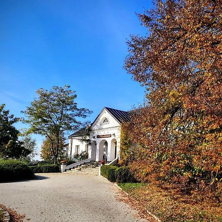 Dwor Na Wichrowym Wzgorzu Bed & Breakfast Przybyslawice Luaran gambar
