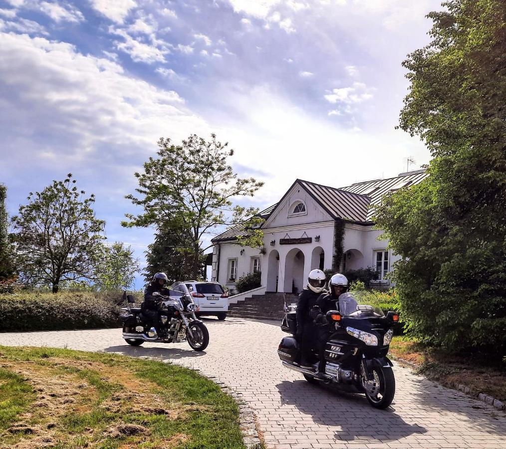 Dwor Na Wichrowym Wzgorzu Bed & Breakfast Przybyslawice Luaran gambar