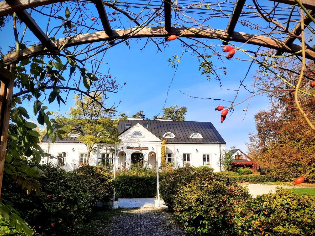 Dwor Na Wichrowym Wzgorzu Bed & Breakfast Przybyslawice Luaran gambar