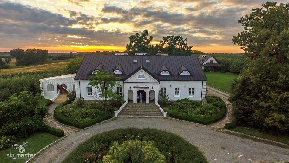 Dwor Na Wichrowym Wzgorzu Bed & Breakfast Przybyslawice Luaran gambar